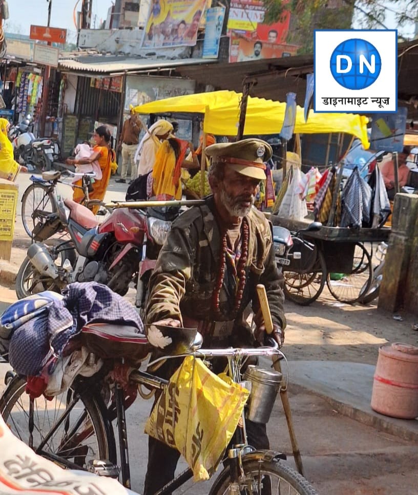 अजीबो-गरीब वेशभूषा पहनकर घूमता  व्यक्ति