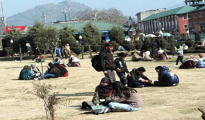 Summer-like weather in Kashmir