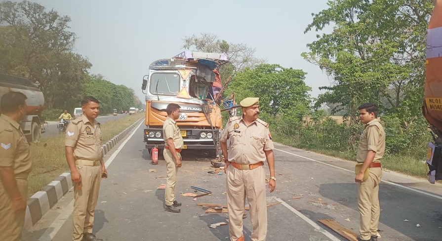 देवरिया मार्ग पर इथेनॉल से भरे टैंकरों में भिड़ंत