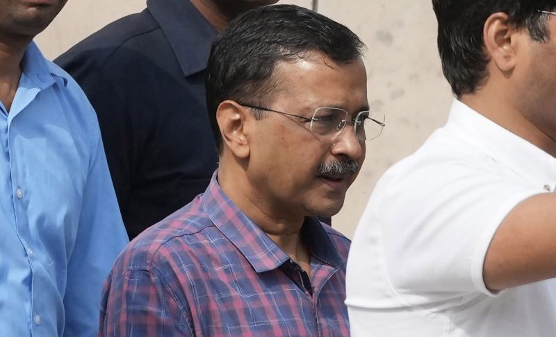 केजरीवाल ने जेल में लगाया झाड़ू