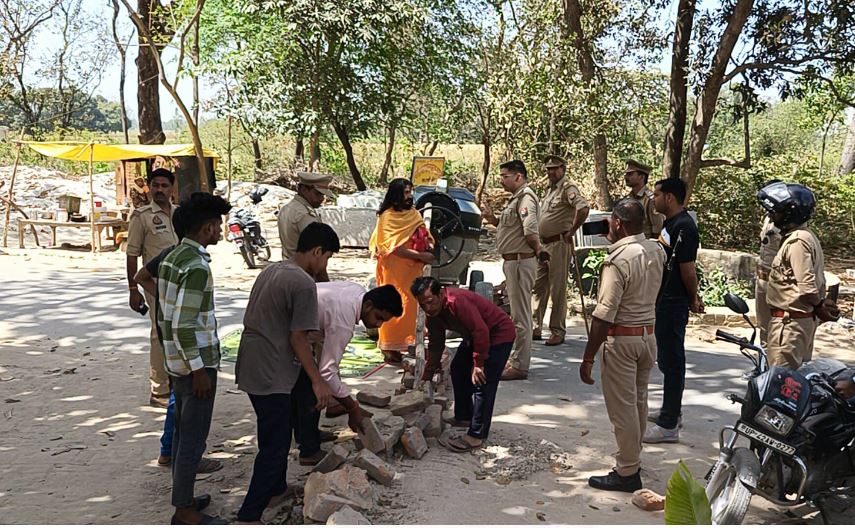 ठेका हटवाने के लिए धरने पर बैठे संत