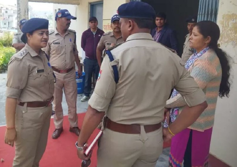 मोके पर पुलिस अधिकारी