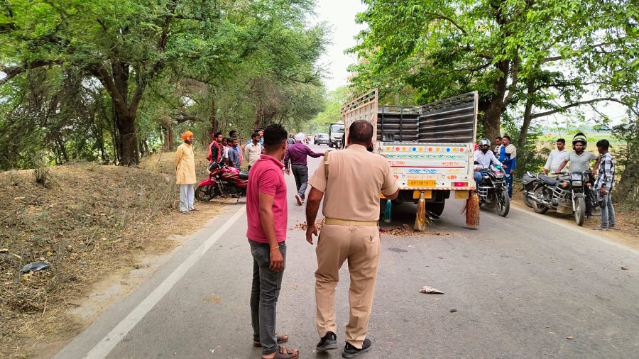 पिकअप ने बाइक को मारी टक्कर