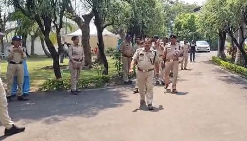 कमलनाथ के आवास पर पहुंची पुलिस