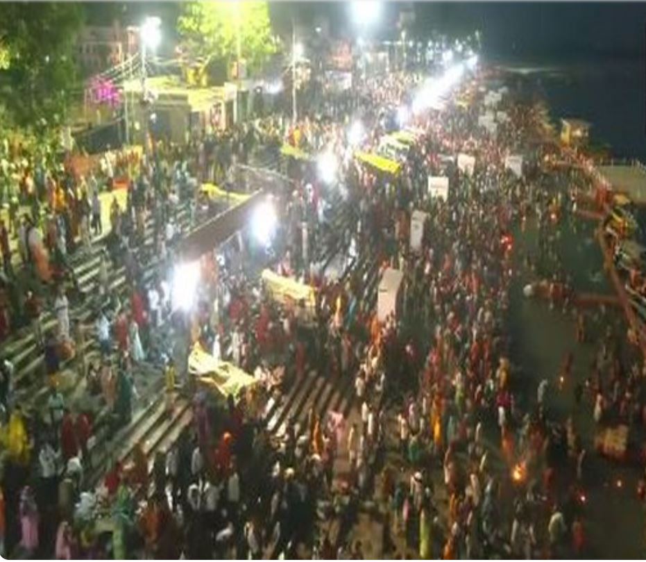 Devotees take holy dip in Saryu River on Wednesday morning