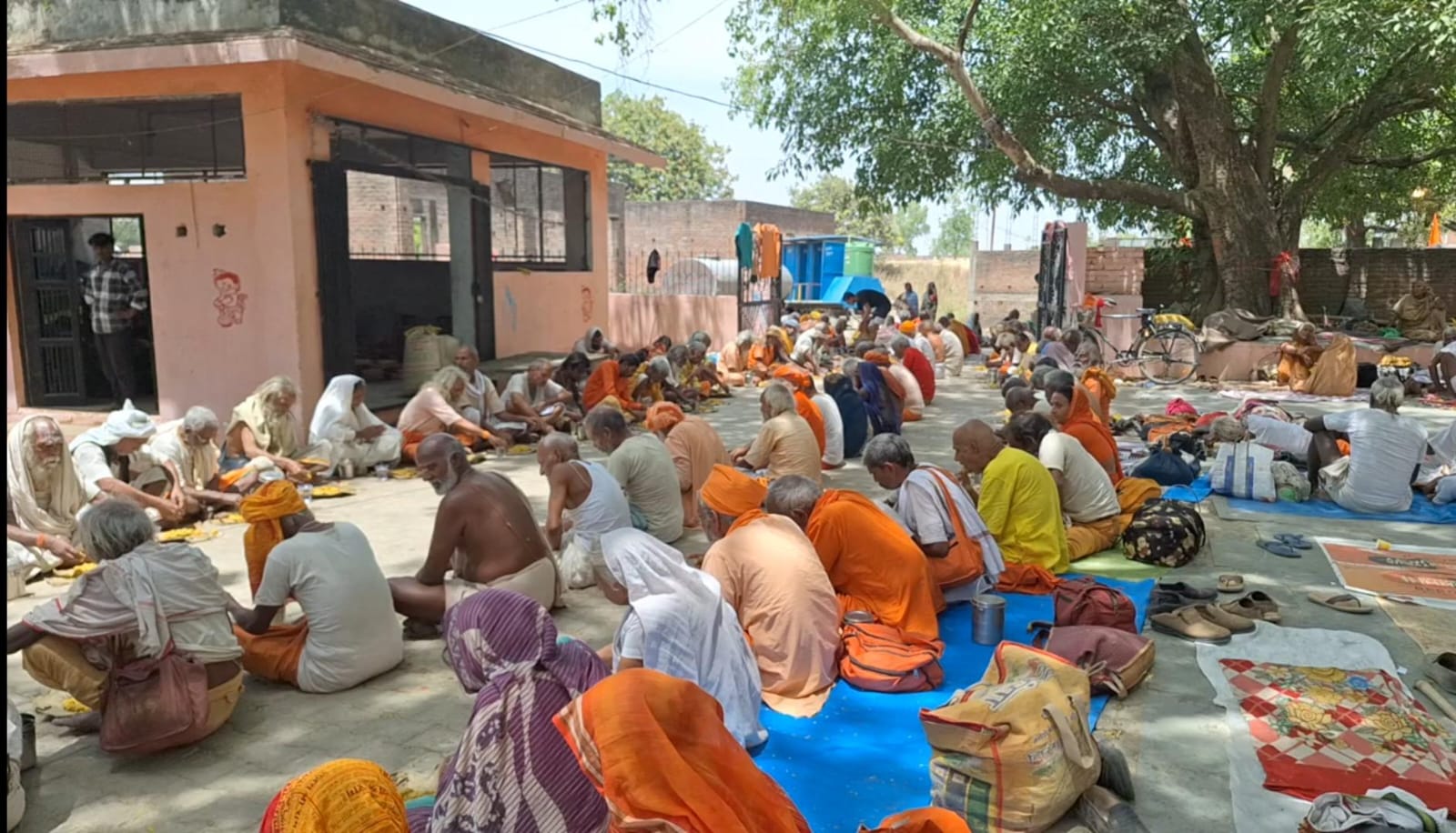 श्रद्धालुओं की भीड़ पहुंची महादेवा घाट