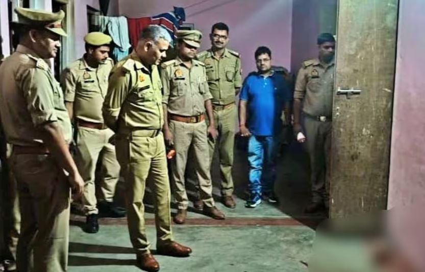 घटनास्थल पर पुलिस अधिकारी