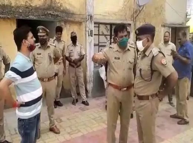 वारदात की जांच करती पुलिस