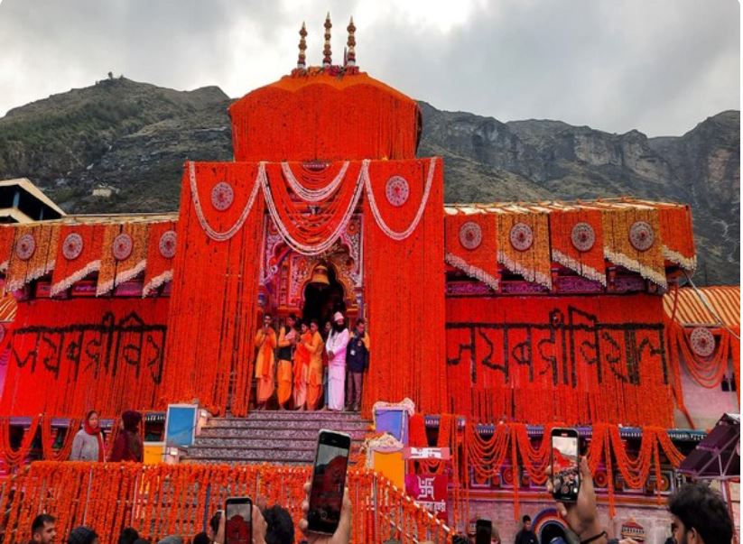 Char Dham Yatra 2024: Doors of Badrinath Temple open for devotees amid ...