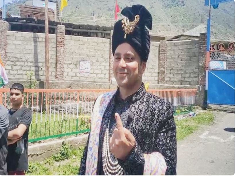 Groom arrives to cast vote in Srinagar