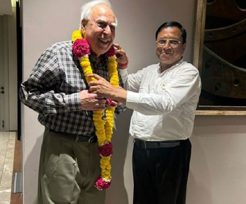 Outgoing President of SC Bar Association with new President Kapil Sibal