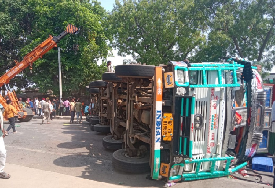 अनियंत्रित होकर पलटा खाद्यान्न लदा ट्रक