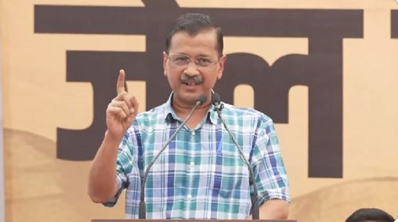 Arvind Kejriwal addressing party workers at AAP's Delhi office