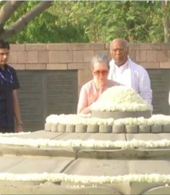 Sonia Gandhi, Mallikarjun Kharge pay homage