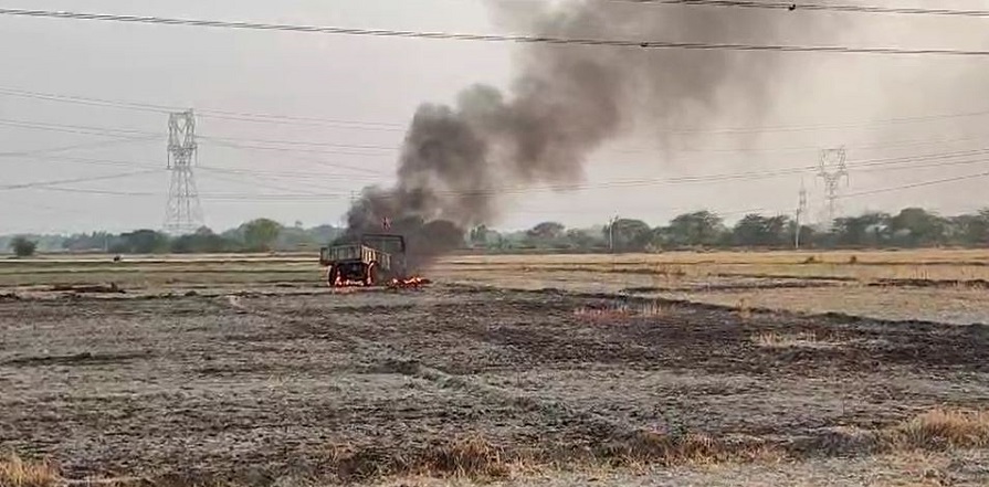 हाईटेंशन लाइन की चपेट में आयी ट्रैक्टर ट्रॉली