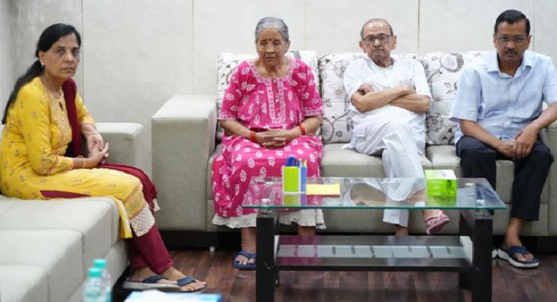 Delhi CM Arvind Kejriwal with his parents and wife Sunita Kejriwal