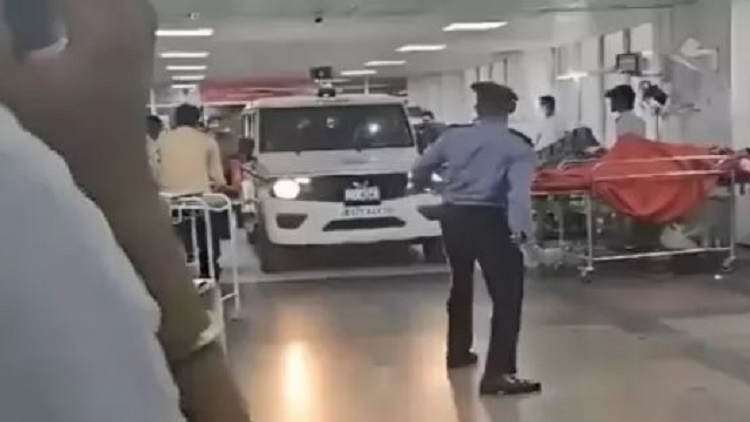 ऋषिकेश AIIMS के चौथे फ्लोर पर पुलिस की गाड़ी