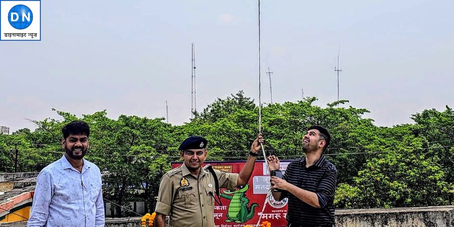 हाट एयर बैलून उड़ाते डीएम, एडीएम, एसपी