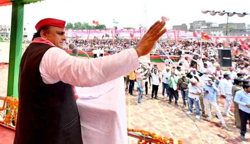 SP Chief Akhilesh Yadav addresses a rally at Salempur