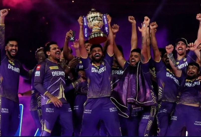 KKR team posing with the trophy