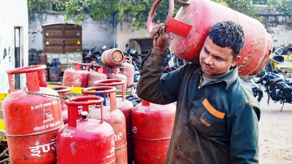 LPG Cylinder की कीमतों में हुई कटौती