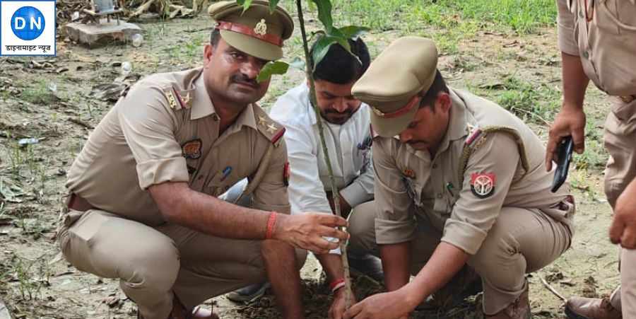 बरगदवा में थानाध्यक्ष स्वतंत्र देव सिंह ने किया पौधरोपण