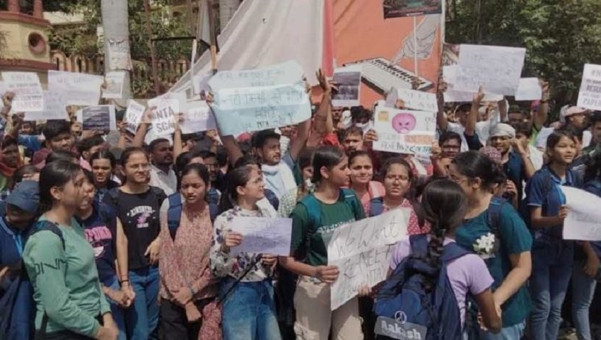 छात्र कर रहे नीट दोबारा कराने की मांग