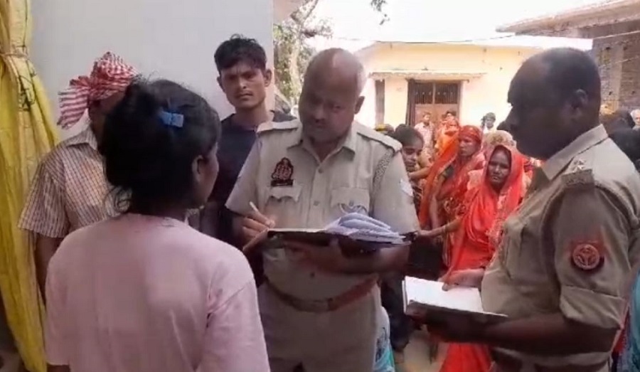 मोके पर जाँच करते पुलिस अधिकारी