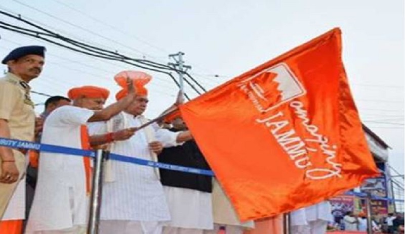 LG Sinha flags off first batch of pilgrims