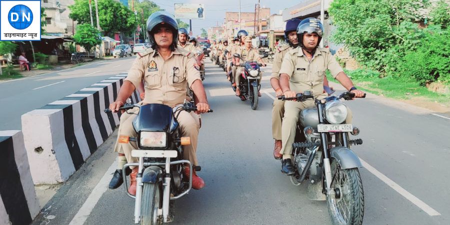 फ्लैग मार्च करते पुलिस कर्मी