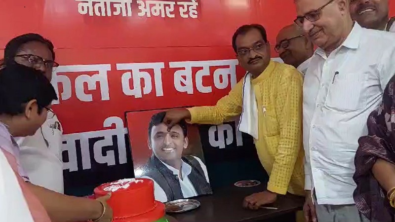 Party leaders celebrate B'day of their Chief Akhilesh Yadav