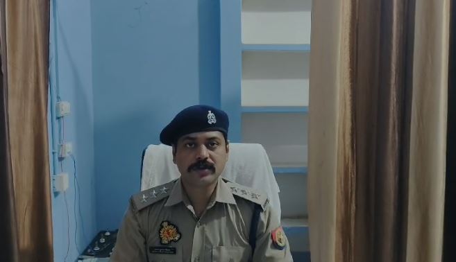 घटना की सुचना देते हुए पुलिस कर्मी