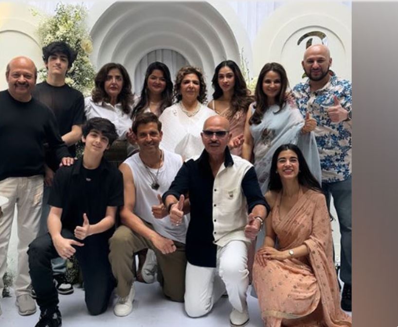 Hrithik Roshan with his family