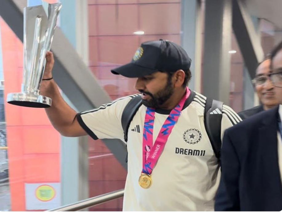 Indian Skipper Rohit Sharma with the trophy