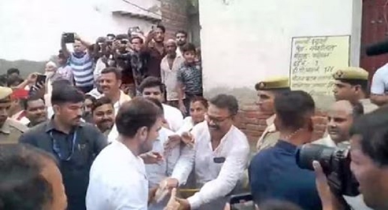 राहुल गांधी पहुंचे अलीगढ़