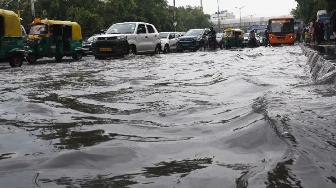 दिल्ली में तेज बारिश से राहत और आफत