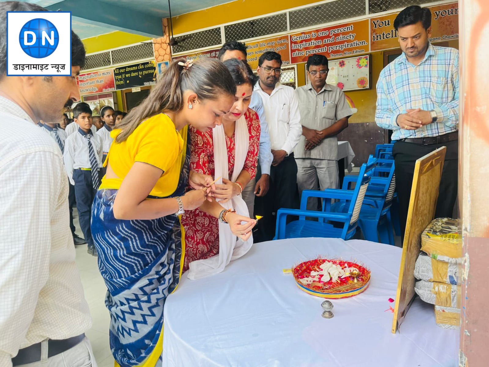 कार्यक्रम का शुभांरभ करते महिला कल्याण विभाग के कर्मचारी