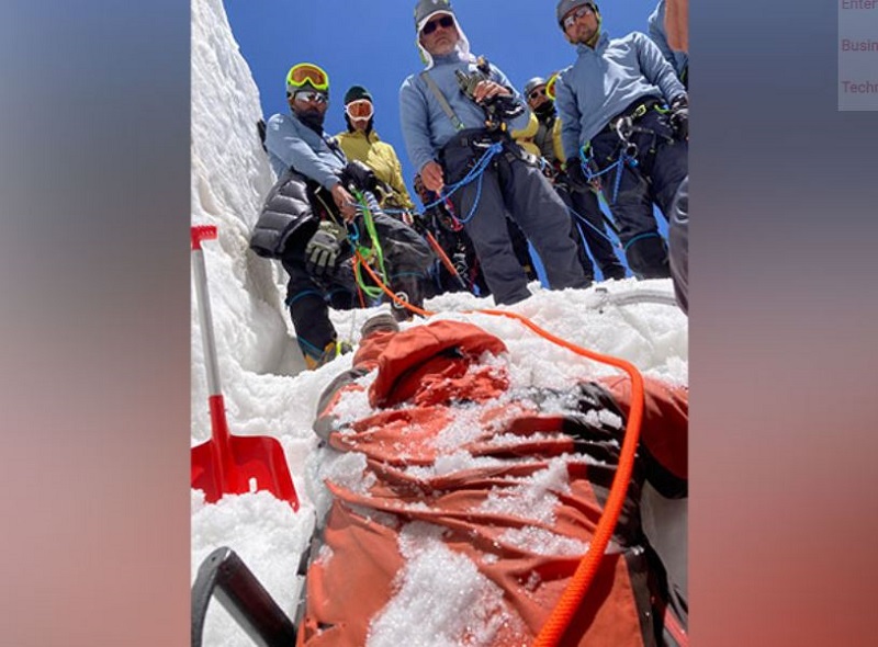 High altitude warfare school personnel recover mortal remain of fallen comrades