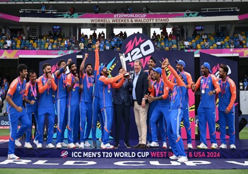 Team India with T20 WC trophy