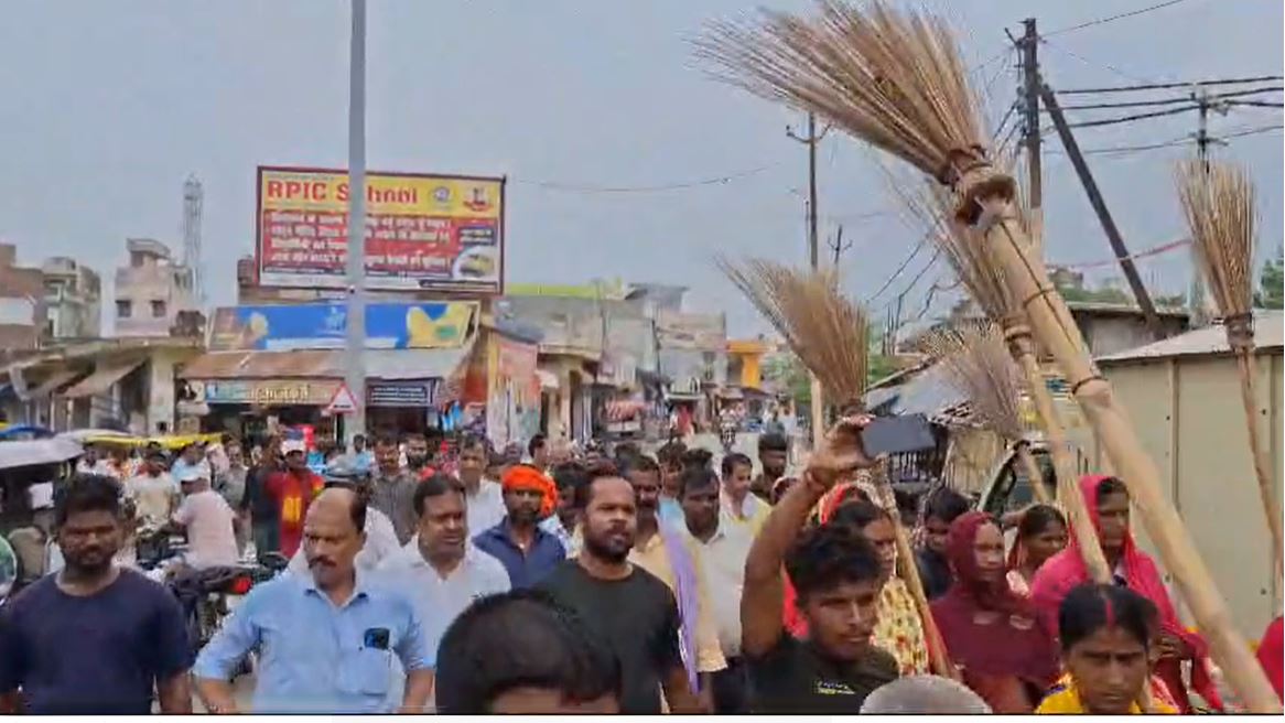 प्रदर्शन करते नपा कर्मचारी