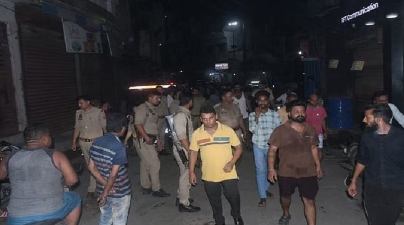 नागफनी इलाके में पथराव के मौजूद पुलिसकर्मी