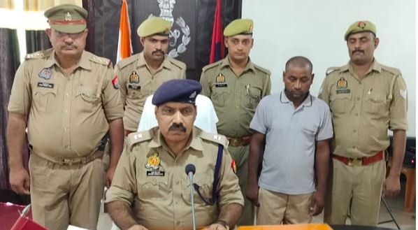 पुलिस की गिरफ्त में हत्यारा।