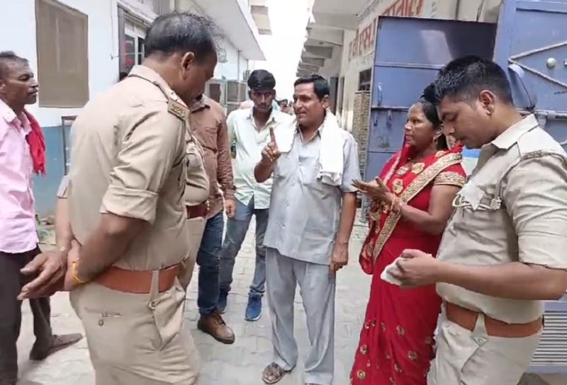 मौके पर जाँच करते पुलिस अधिकारी