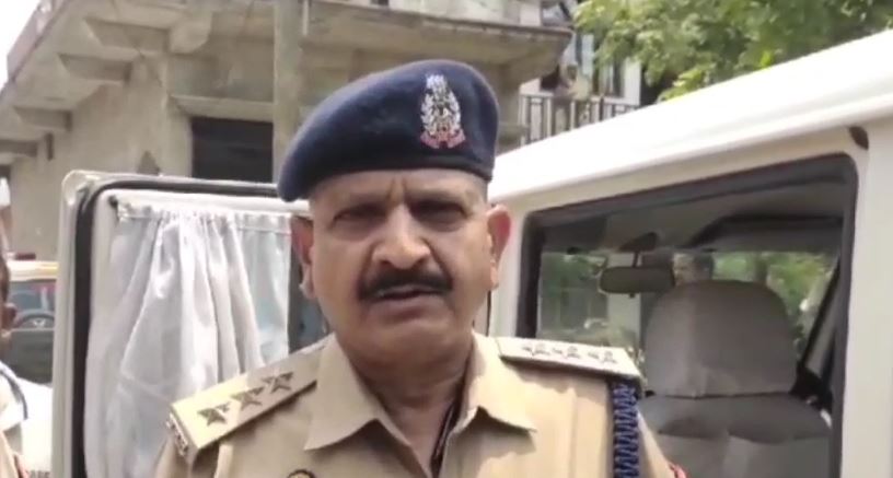 जानकारी देती पुलिस