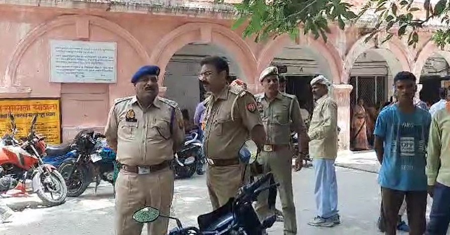 मौके पर जांच करती पुलिस