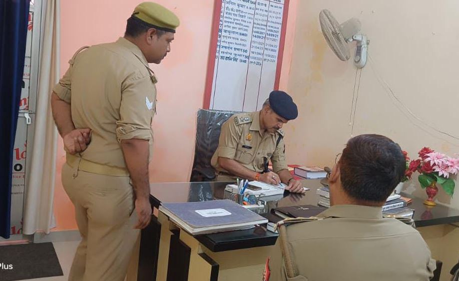 निरीक्षण करते अपर पुलिस अधीक्षक