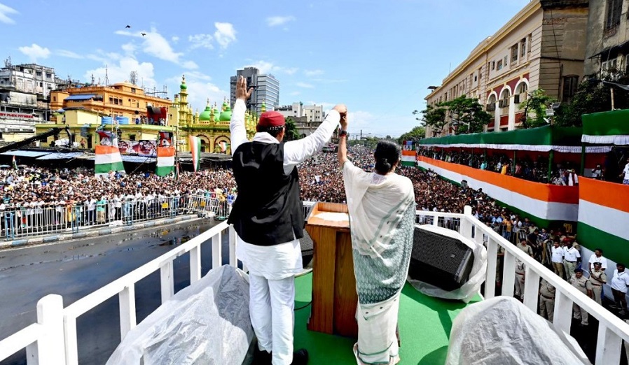 TMC की शहीद दिवस रैली में ममता संग अखिलेश यादव