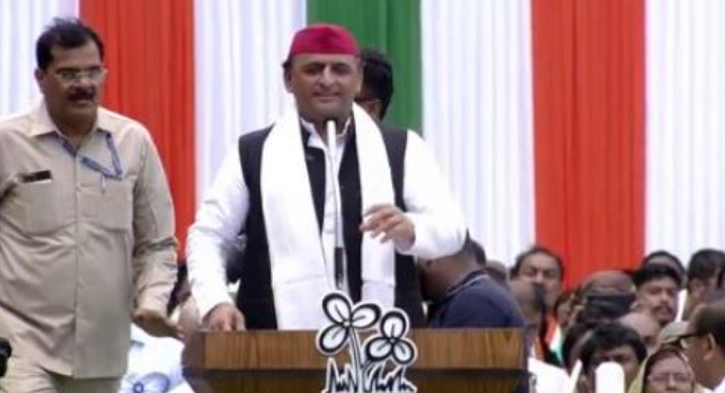 SP Chief Akhilesh Yadav at Dharamtala rally in Kolkata