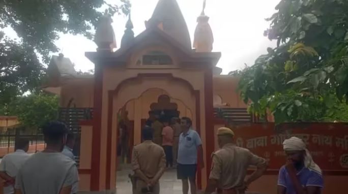 शिव मंदिर में प्रतिमाएं खंडित होने की जानकारी पर पहुंची पुलिस।