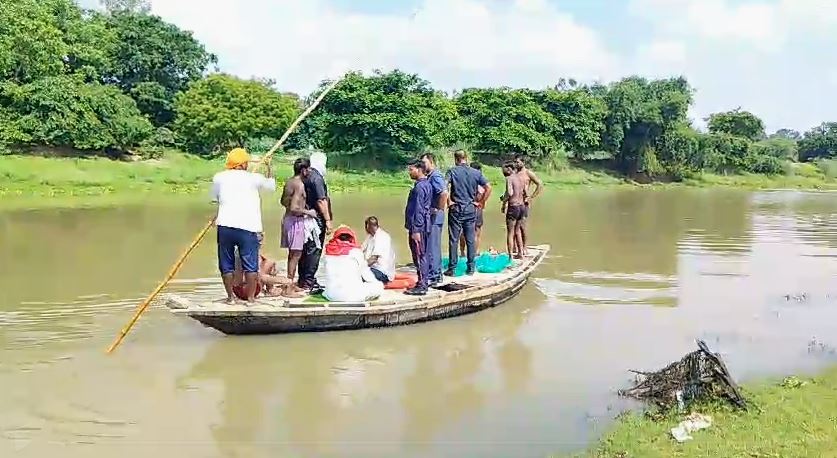 युवक की तलाश करते गोताखोर